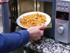 一名女子发明的玻璃手环可以防止食物在微波炉中加热时变湿